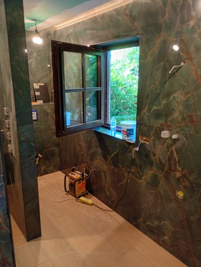 Wandbekleding in groene marmerlook