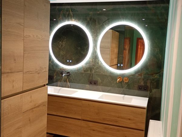 De badkamer na de renovatie met dubbel badmeubel